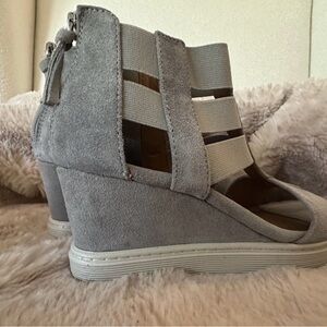 Soft Women’s Gray Neutral Suede Strappy Block Heel Sandals 8.5 M Worn Twice